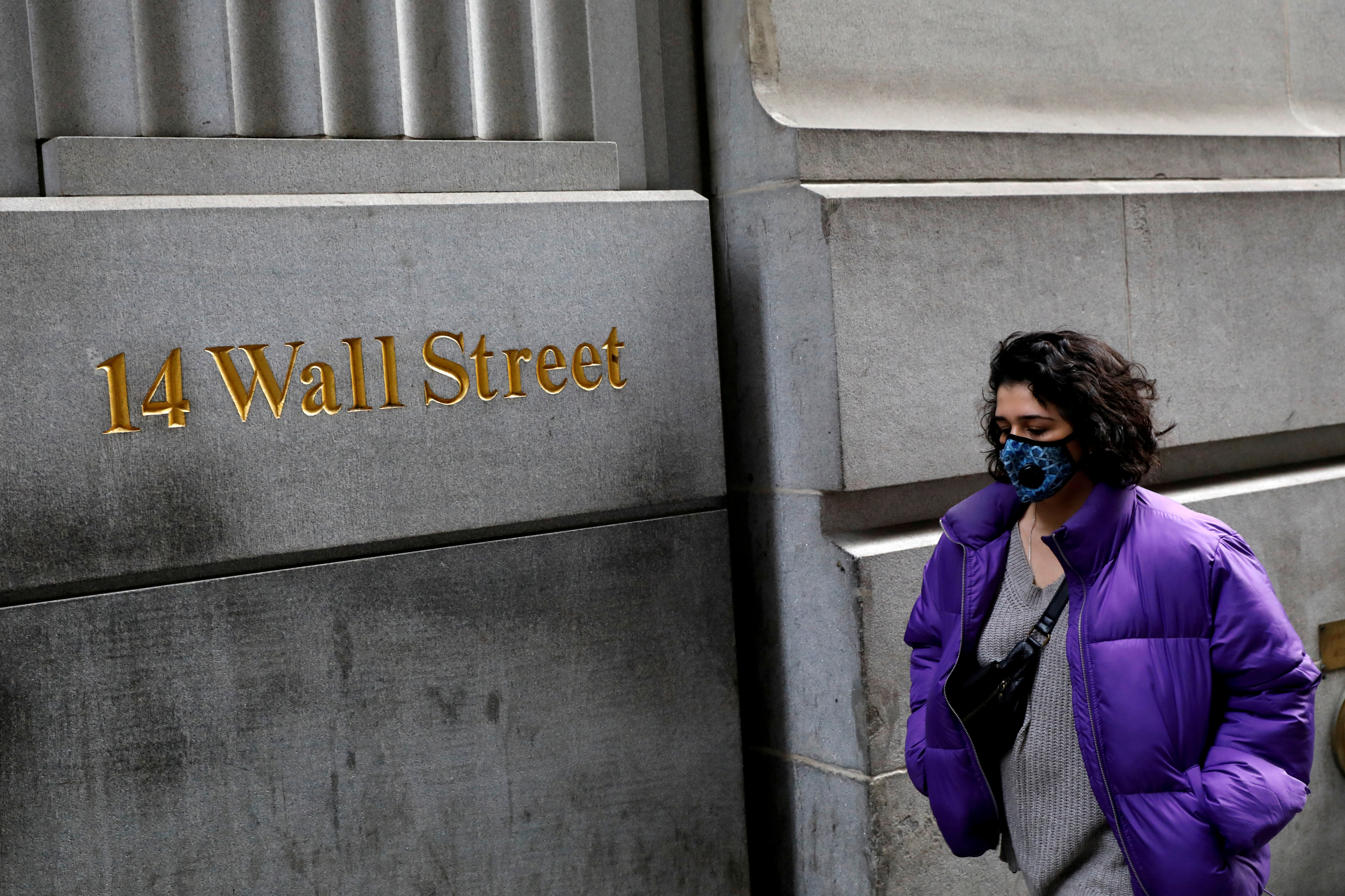 Wall Street inicia al alza semana cargada de resultados de empresas