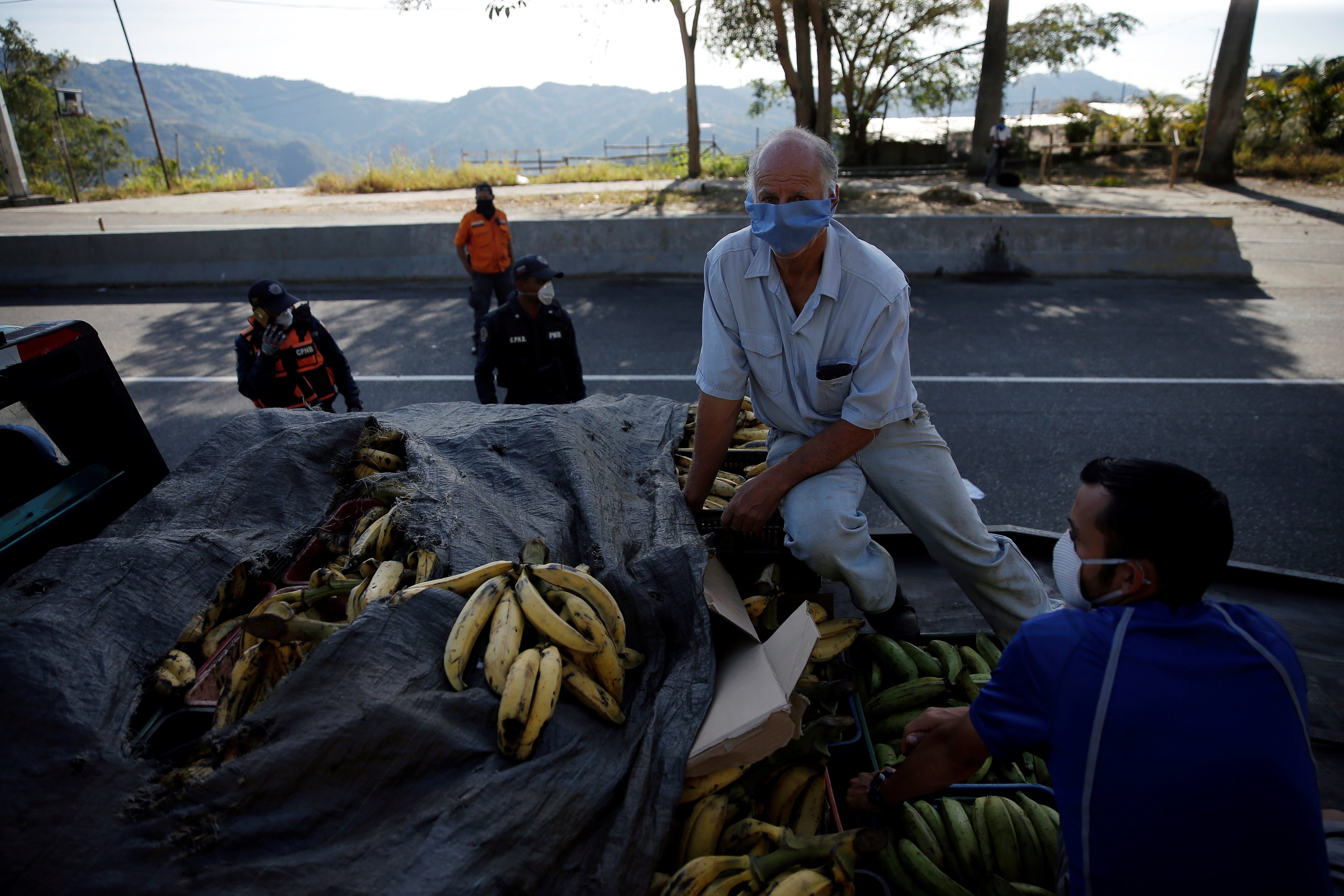Familia venezolana se contagió de Covid-19 por depender de la economía informal en autopistas