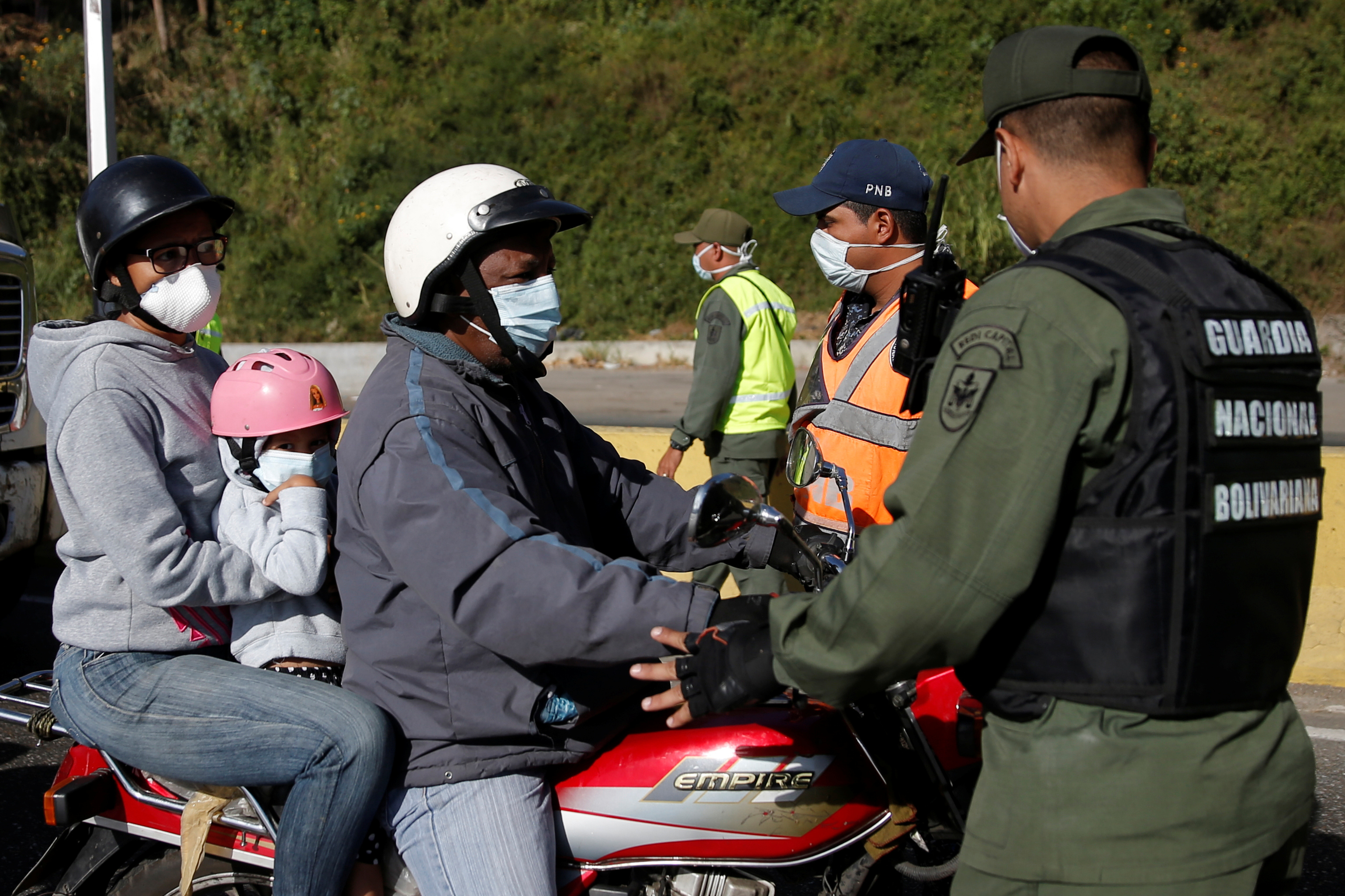 Puntos de control no exigirán salvoconducto a trabajadores autorizados que posean carnet