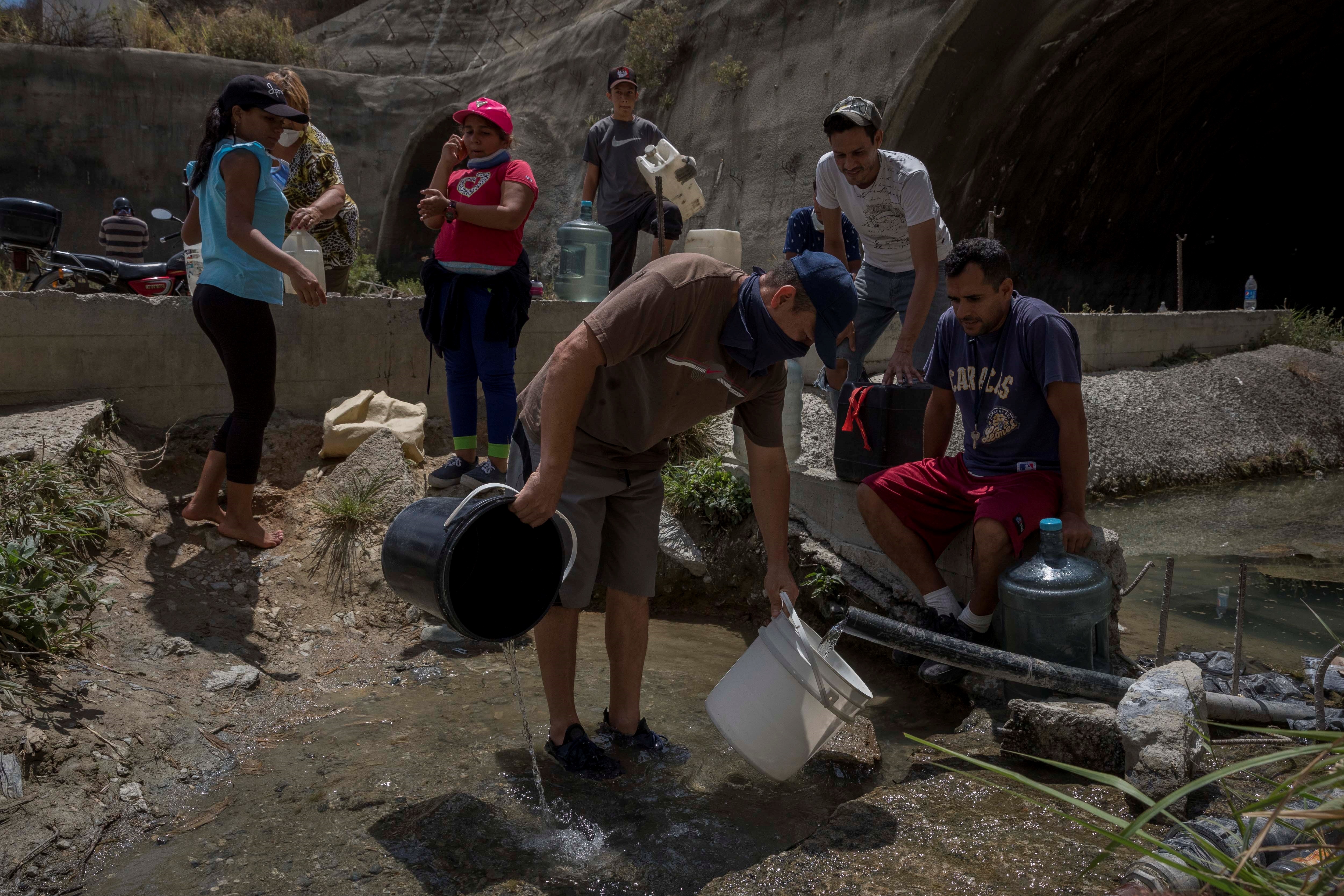 Casi el 70% de los venezolanos sufren por la desidia chavista con los servicios públicos