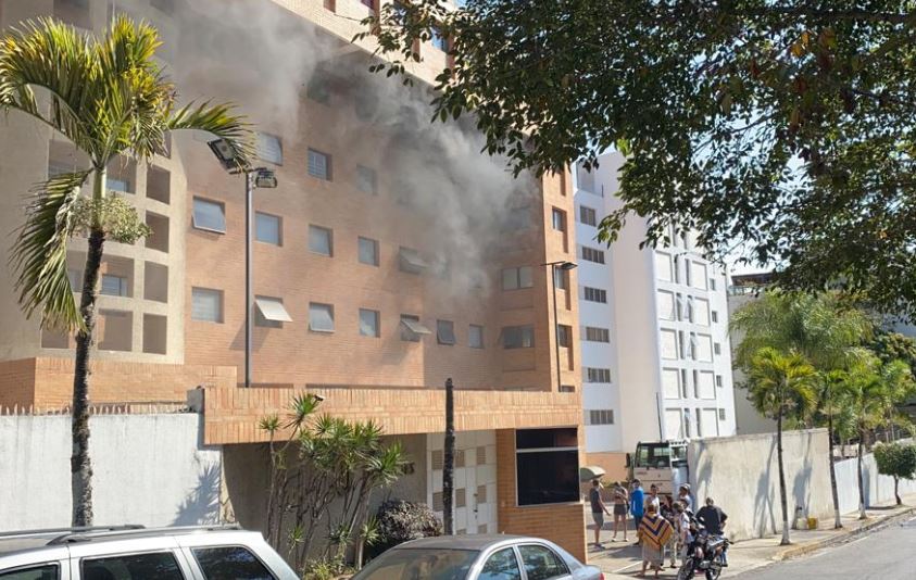 En FOTOS: Así quedó el sótano de una residencia en Los Samanes tras fuerte incendio