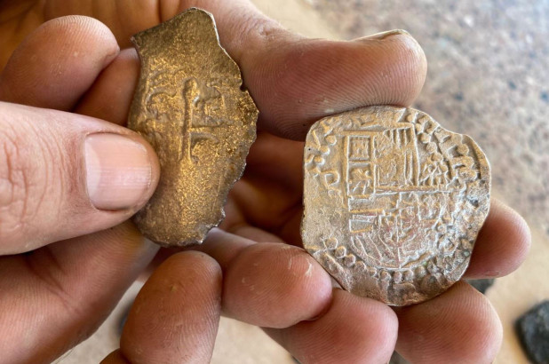Los cazadores de tesoros encuentran monedas españolas del naufragio de 1715 en la playa de Florida
