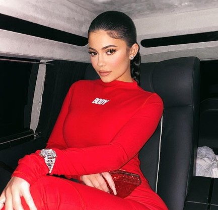 ¿También salió perfecta ahí? Kylie Jenner mostró la foto de su licencia de conducir