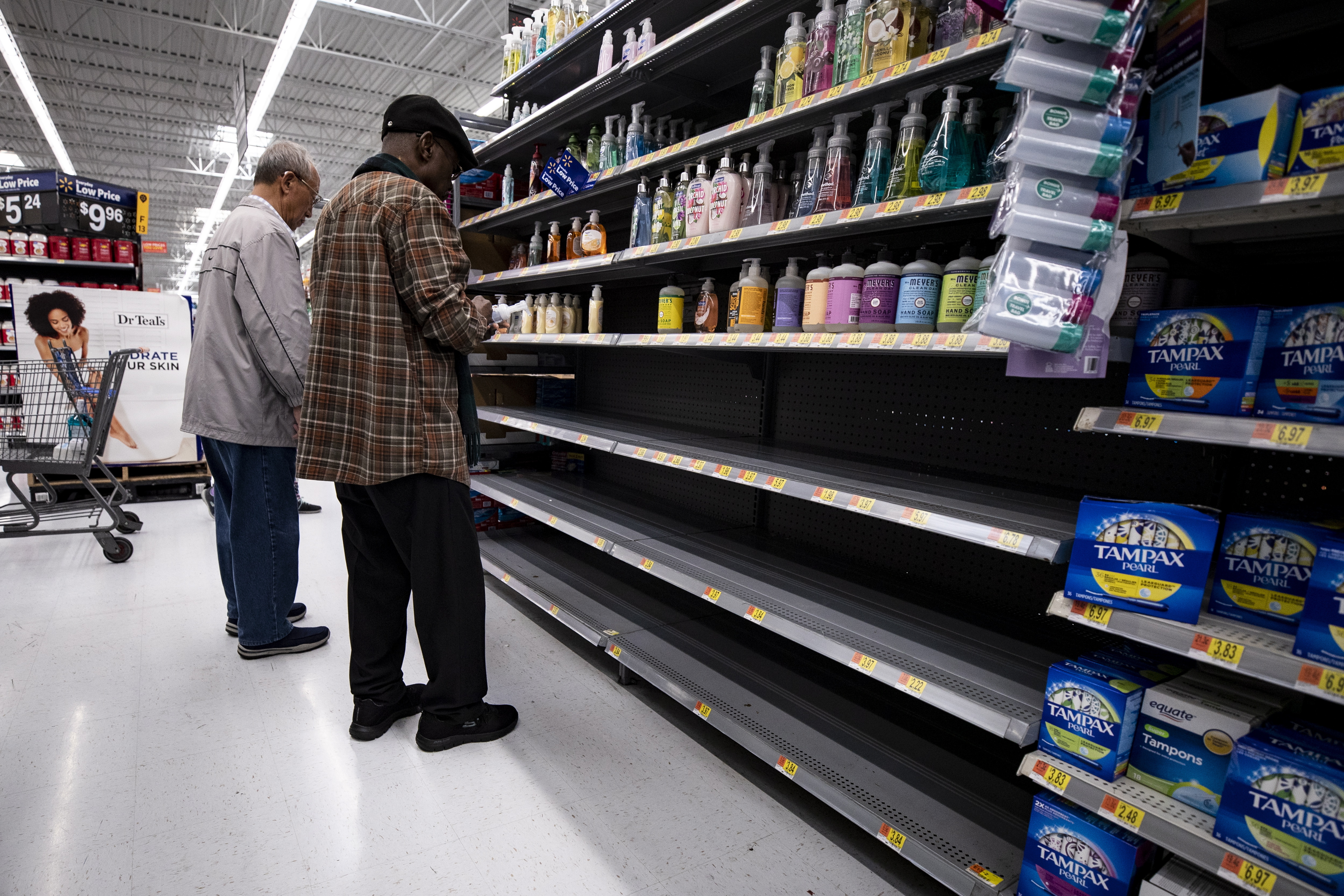 “Nunca pensaron en nosotros”, dicen empleados de supermercados contagiados de Covid-19