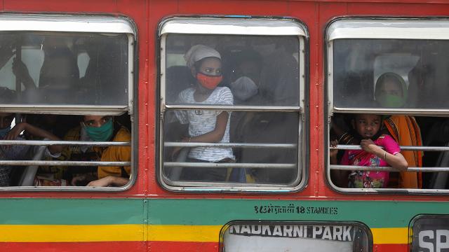 Niño que intentaba despertar a su madre muerta refleja el drama del coronavirus en India