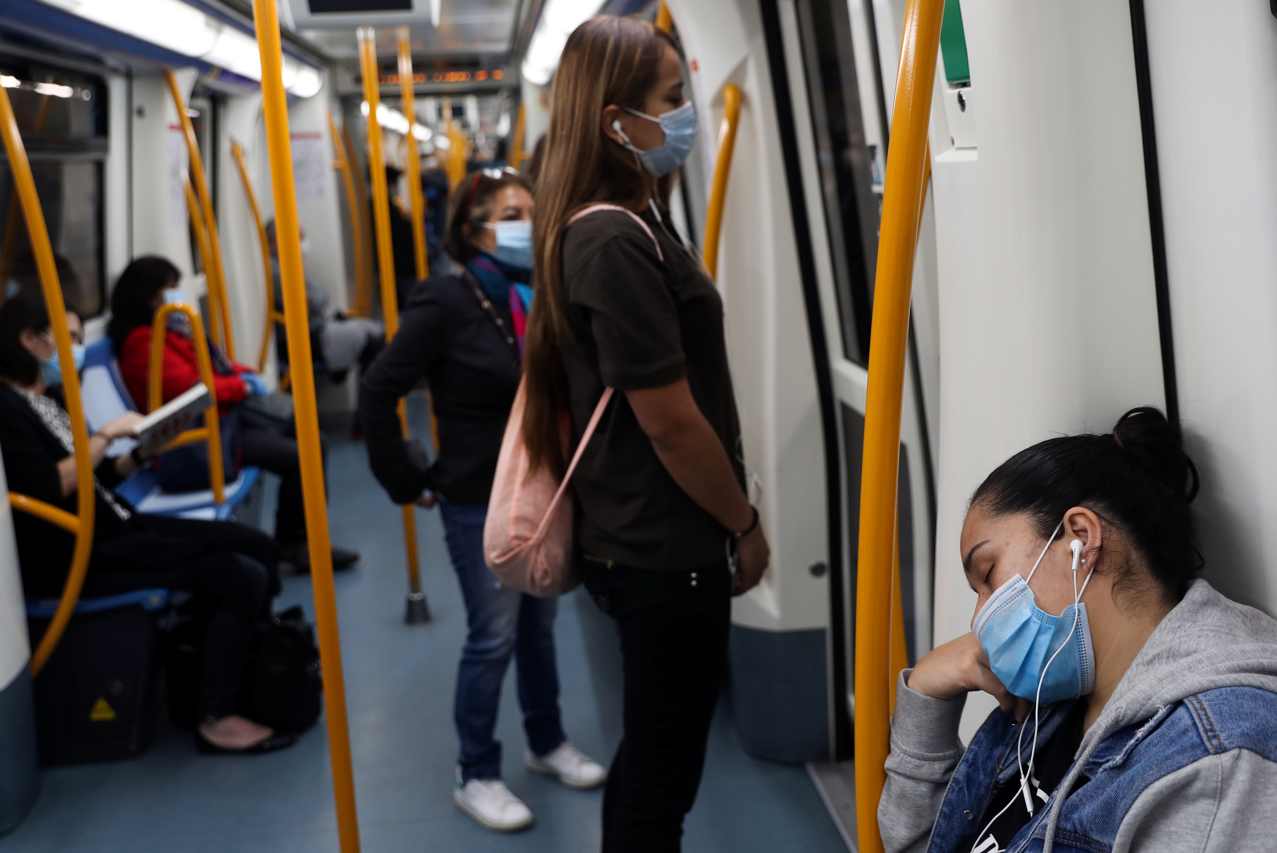 España impone el uso obligatorio de mascarillas en espacios públicos