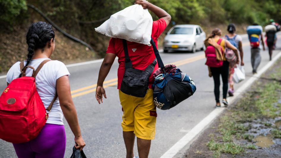 Hasta con la cocina al hombro regresan a pie los venezolanos desde Colombia (Video)