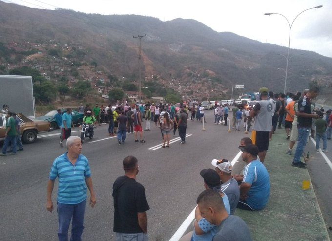 Trancan la autopista Gran Mariscal de Ayacucho para exigir suministro de gasolina #14May (Video)