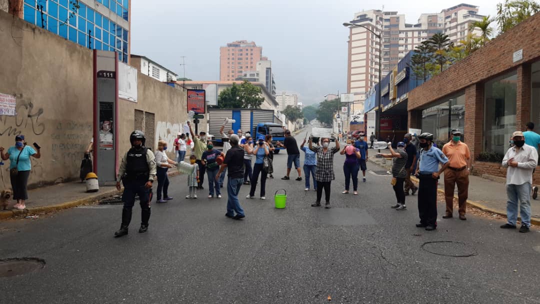 Caraqueños siguen protestando por fallas en la distribución de agua potable (FOTOS) #26May