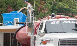 Hasta 35 dólares pagan a cisternas para no morir de sed en Maracaibo