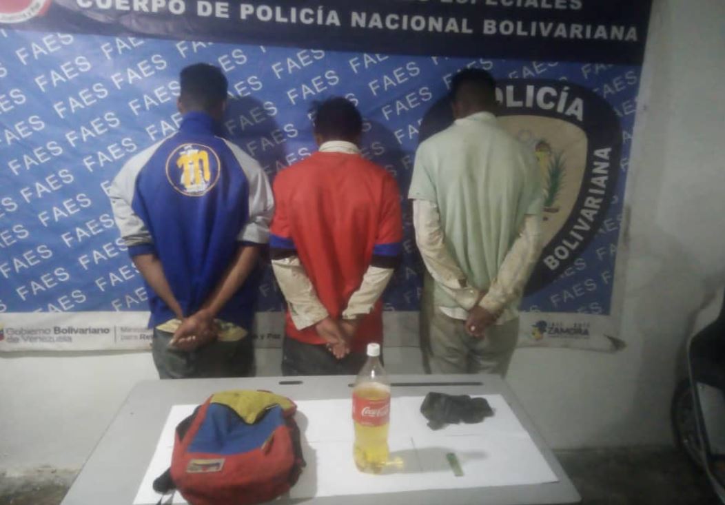 Detuvieron a tres sujetos por provocar un incendio en El Junquito (Fotos)