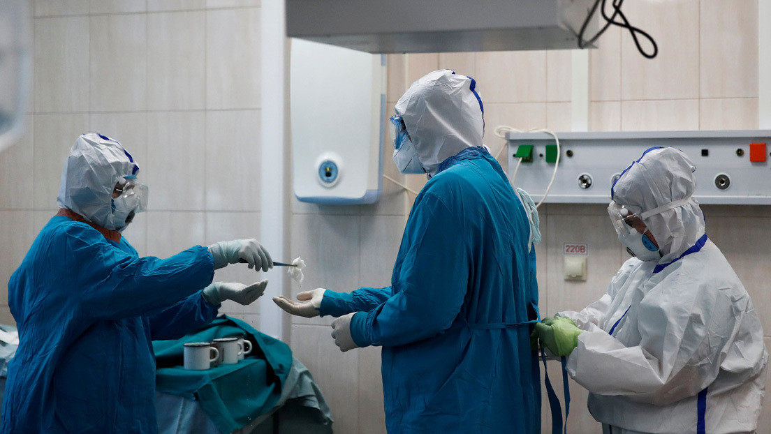 Así quedó la mano de un médico al quitarse los guantes protectores tras 10 horas de trabajo (Foto)