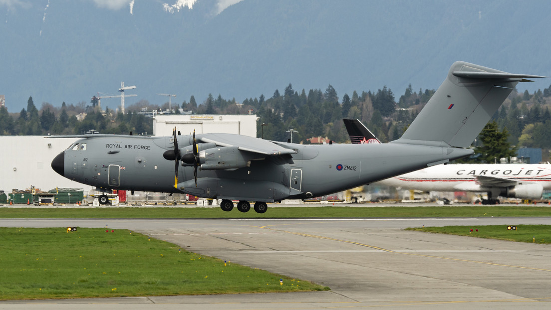 LA FOTO: Un ave impactó contra un avión militar y el daño que causó te dejará boquiabierto