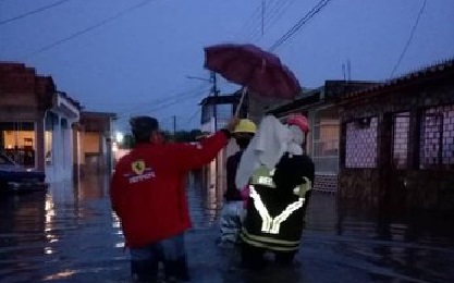 Fuertes lluvias ocasionaron inundaciones en varias viviendas en Carabobo #10Jun (Fotos)