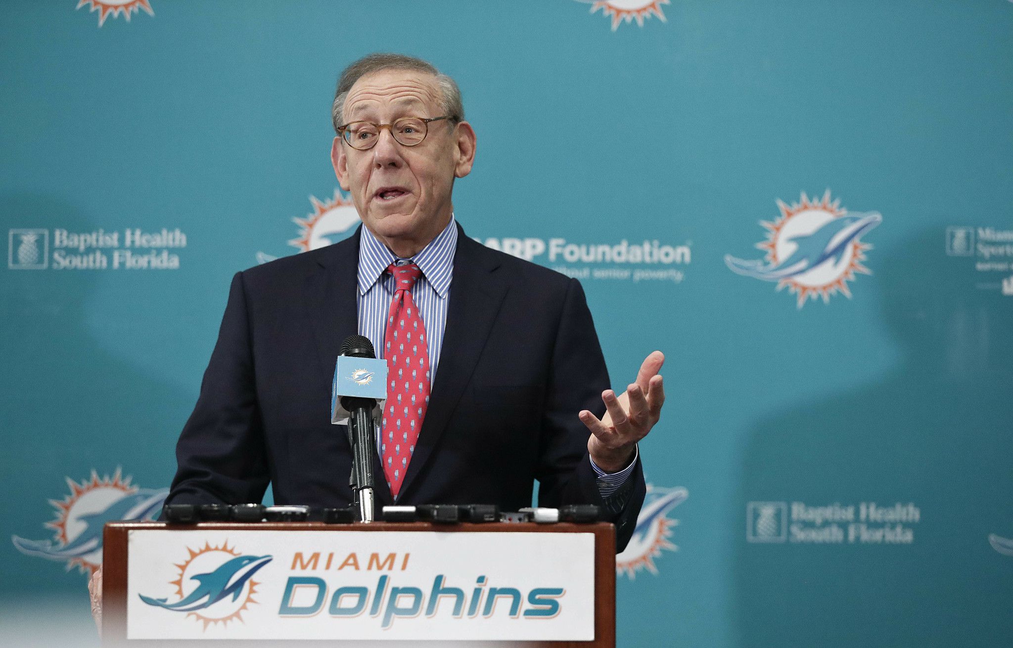 Dueño de los Dolphins prometió 13 millones de dólares para la iniciativa contra el racismo