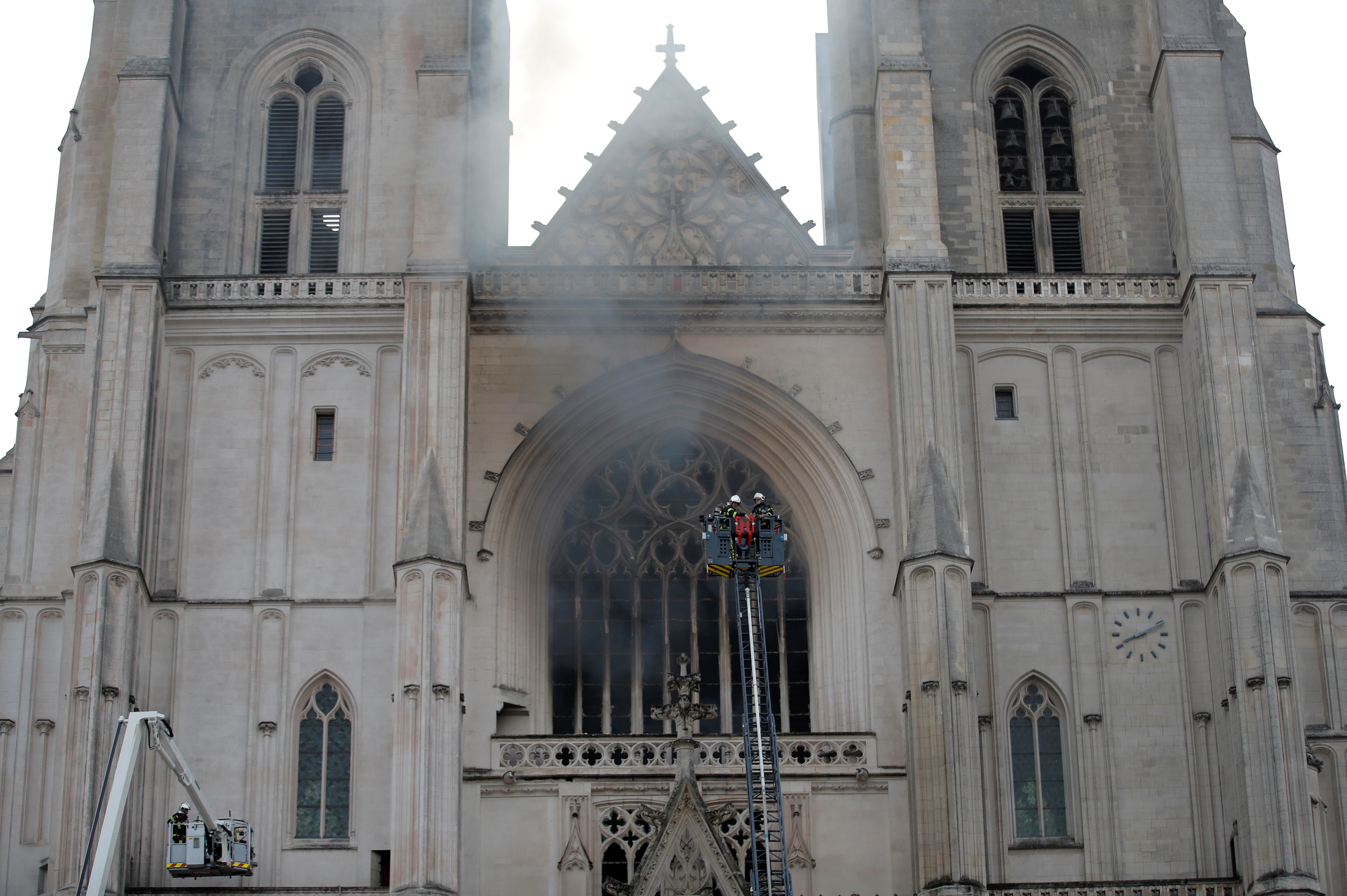 Incendio consumió parte de la histórica catedral de Nantes (Fotos y Videos)