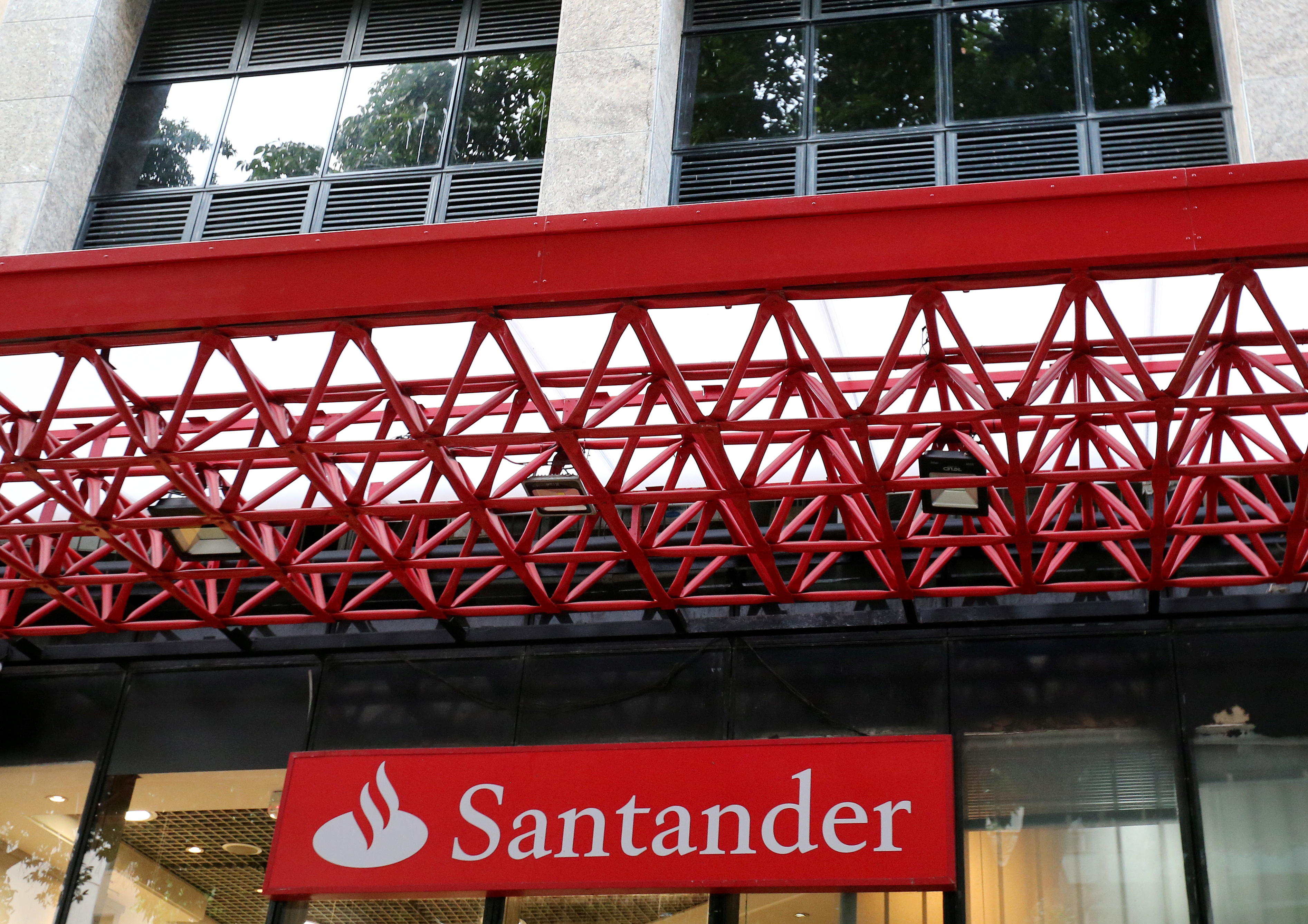 Banco Santander registra una pérdida de registro de 11.100 millones de euros por saneamientos de la pandemia