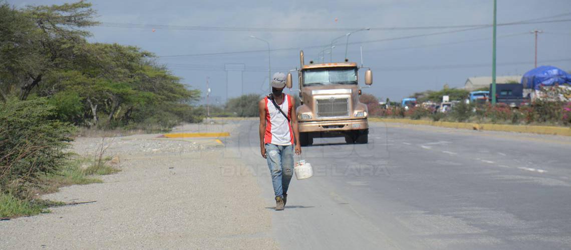 Guaros se aferran a largas caminatas para llegar a sus destinos