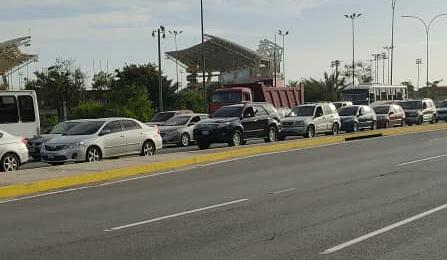 Punto de control de la GNB genera retraso vehicular en Macuto #6Jul (FOTOS)