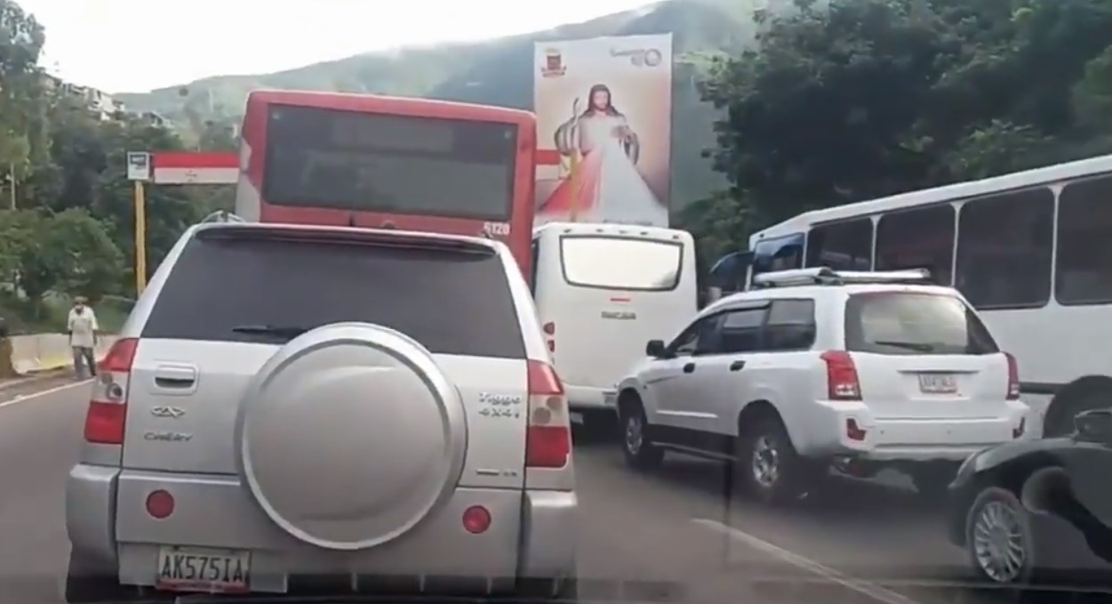 La MEGA TRANCA que se formó en la autopista Caracas-La Guaira a causa de una alcabala “anticoronavirus”de Maduro (VIDEO)