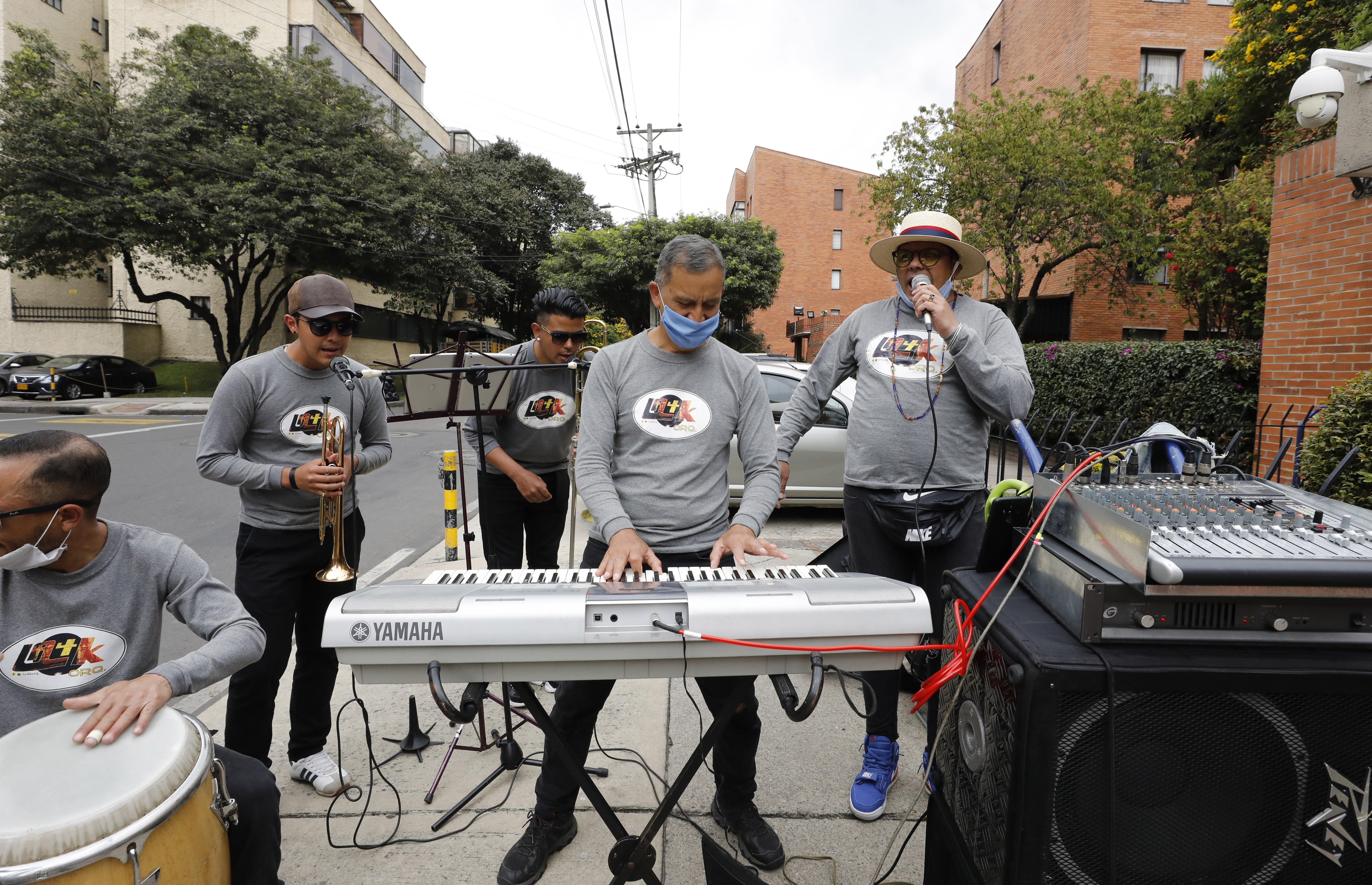 Orquesta salsera de venezolanos se adaptó a la “nueva normalidad” en calles de Bogotá (VIDEOS)