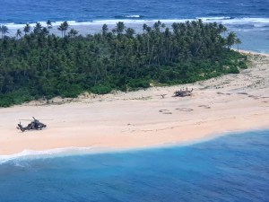 Rescatan a 3 hombres perdidos en isla desierta del Pacífico tras escribir SOS (Fotos)