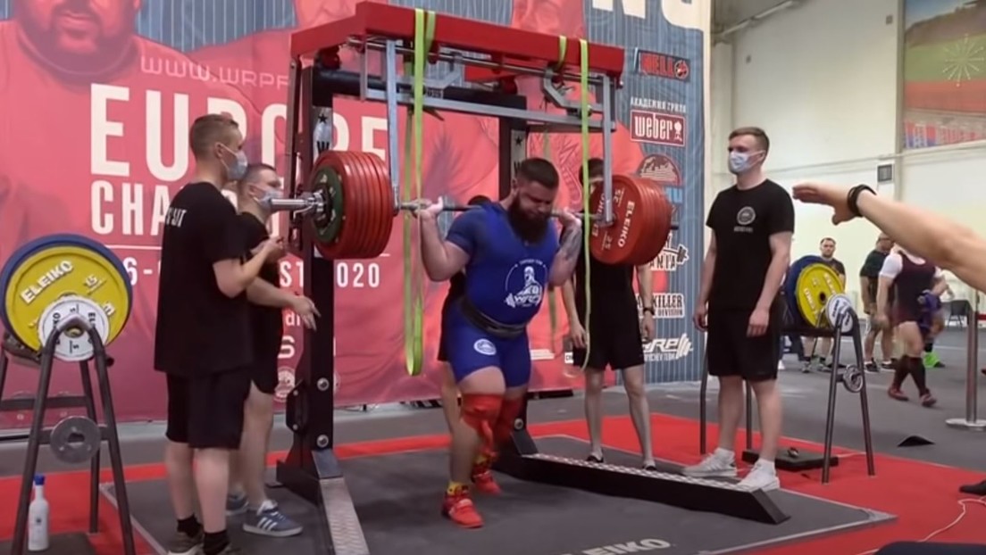 Un levantador de pesas en el campeonato abierto de Europa sufre un grave accidente levantando 400 kilos (Video)