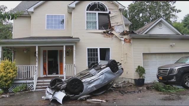 Un sujeto en Nueva York impactó el segundo piso de una casa con su auto