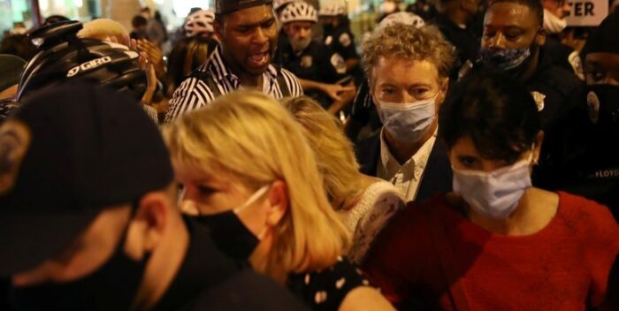 El senador Rand Paul fue atacado por una multitud al salir de la Casa Blanca