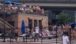 Arrestaron a cientos de estudiantes durante una “coronaparty” en piscina de Carolina del Sur