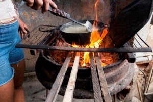 Habitantes de varias zonas del estado Bolívar tienen más de cinco meses cocinando con leña