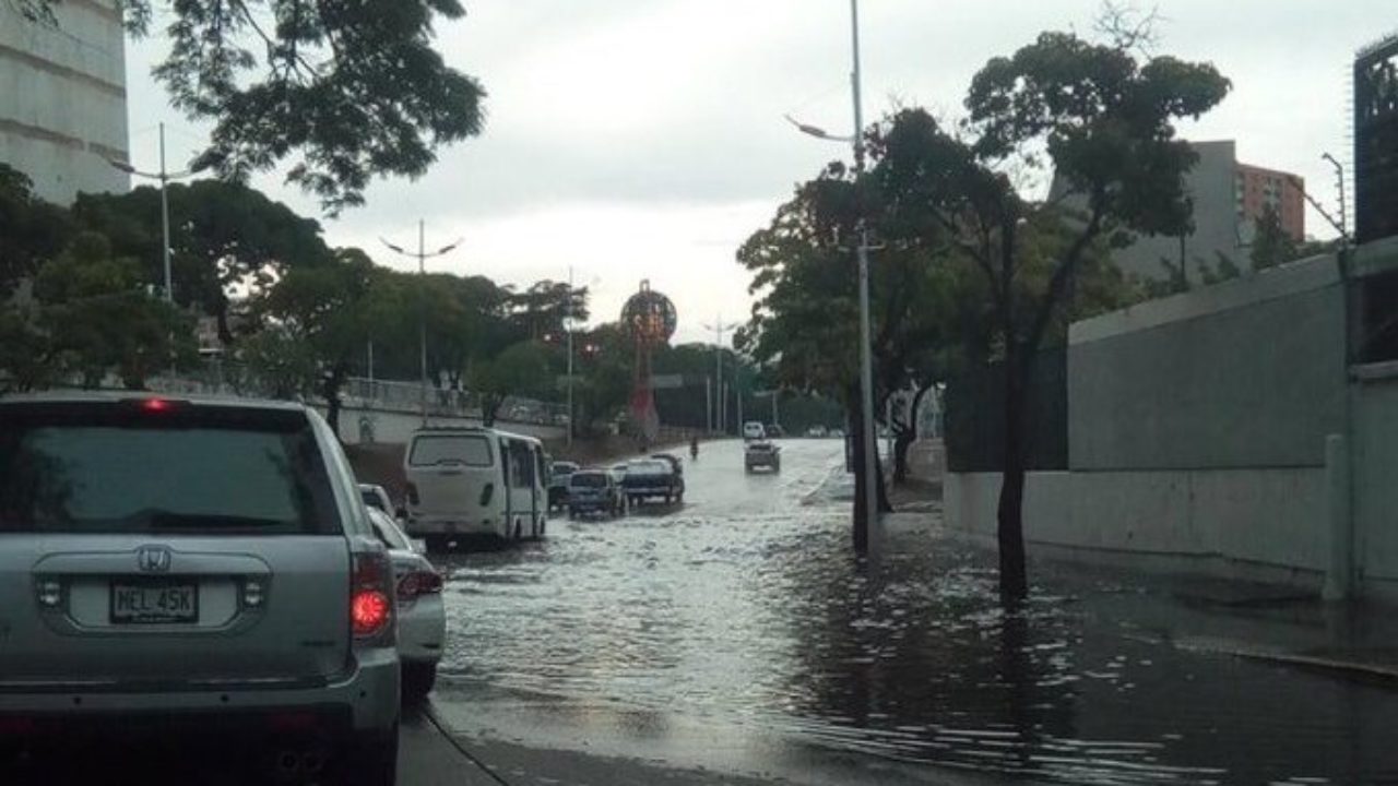 Aguaceros en Caracas generaron terrible laguna al principio de la Avenida Libertador #18Ago (FOTOS)