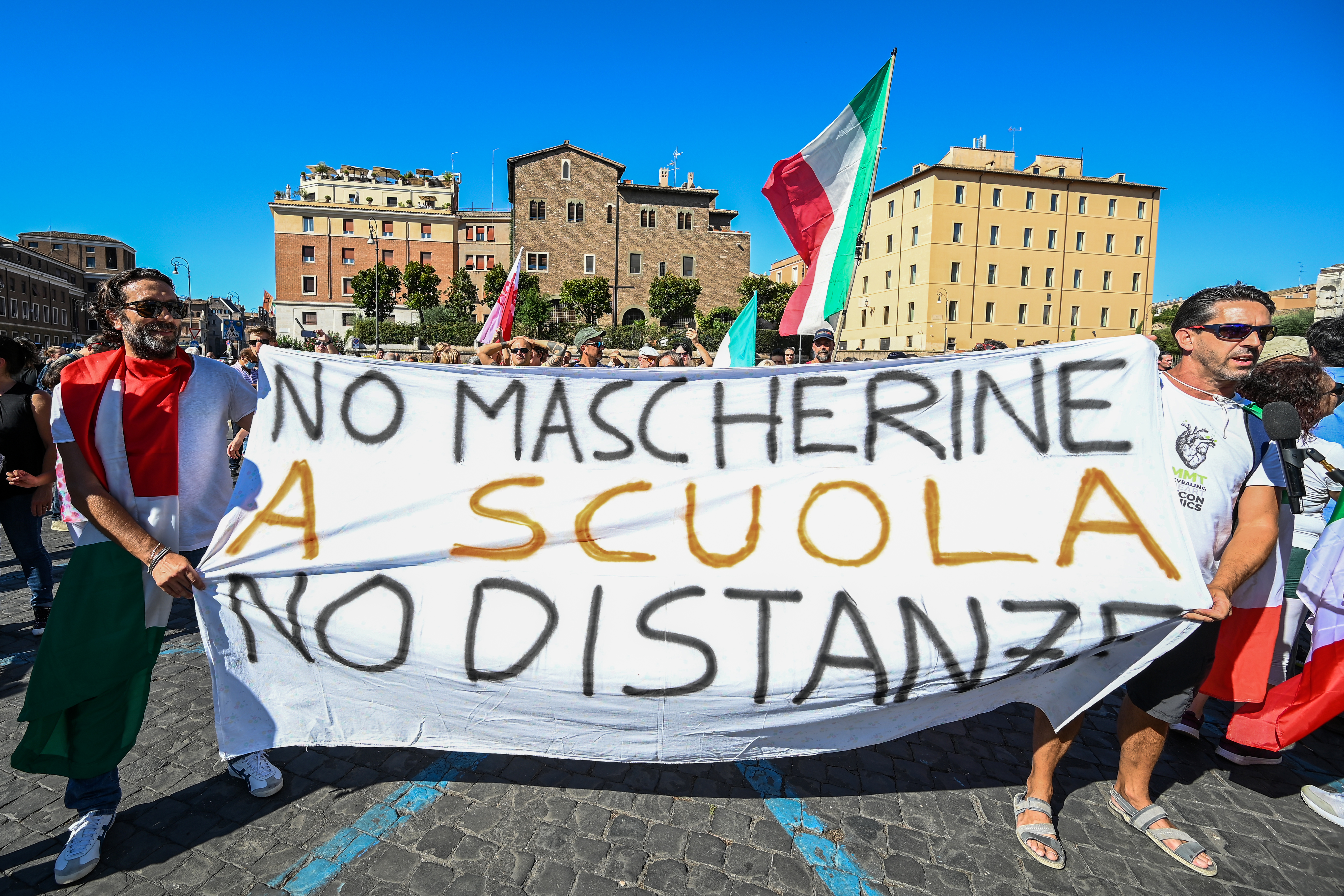 Un millar de personas protestaron contra las mascarillas y las vacunas en Roma