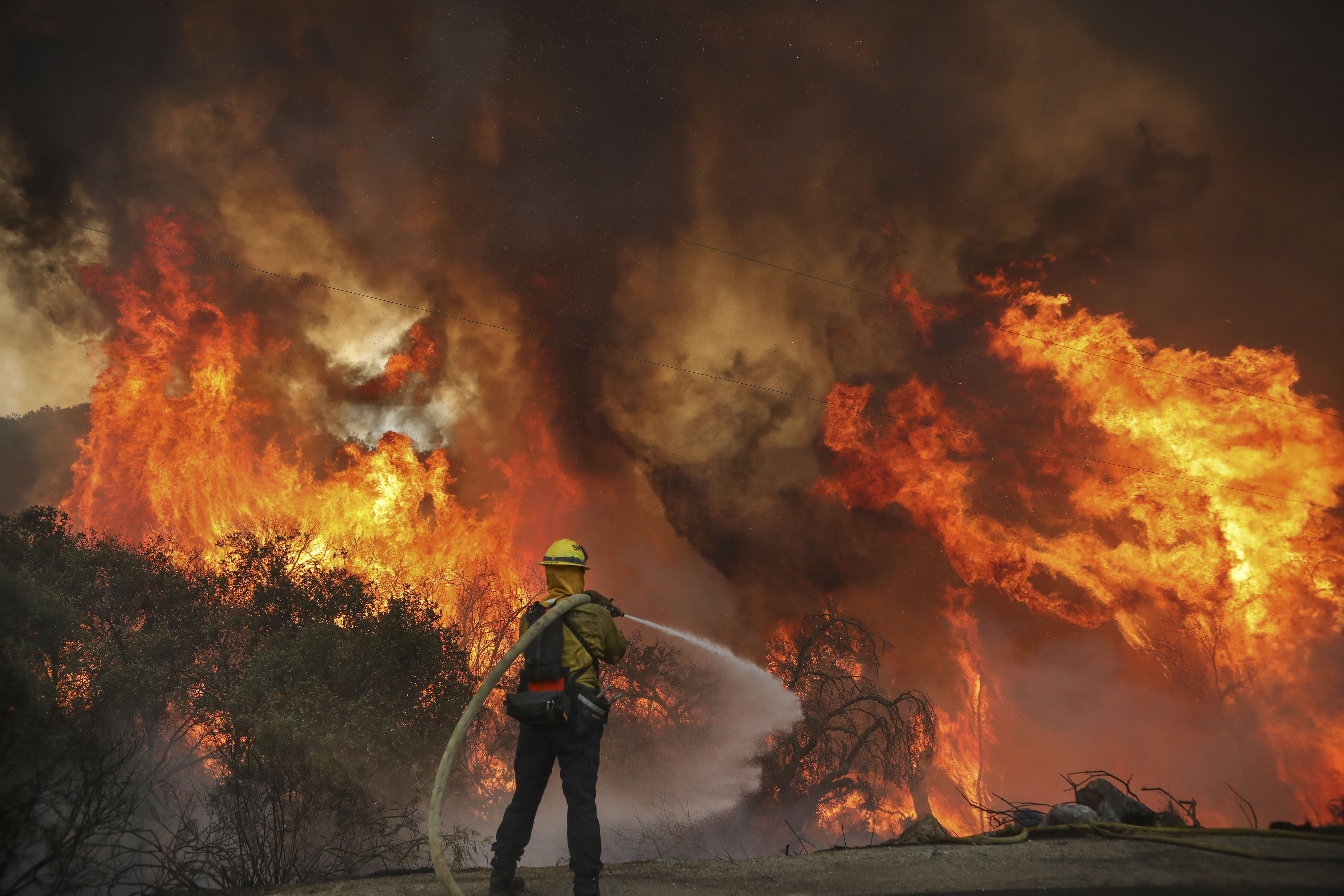 Más de 200 personas fueron evacuadas en helicóptero por un nuevo incendio en California