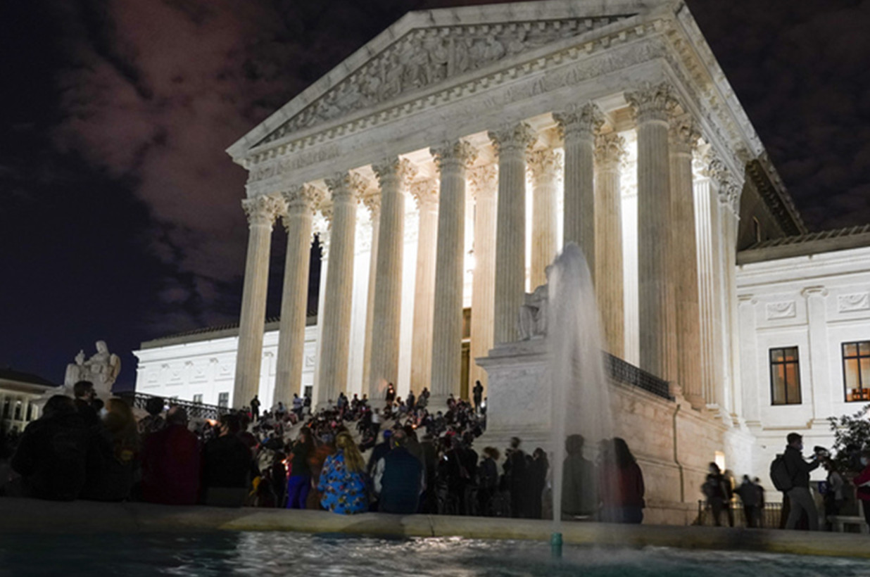 Cientos de personas se reúnen en la Corte Suprema para llorar la muerte de Ruth Bader Ginsburg