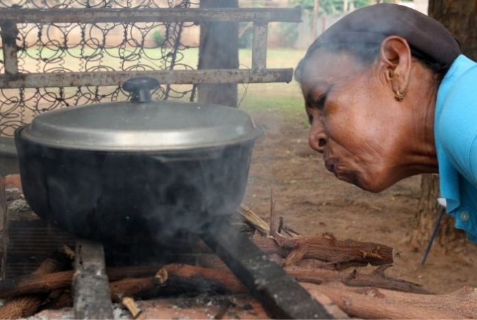 Cocinar a leña puede causar desde derrame pleural… y hasta cáncer de pulmón