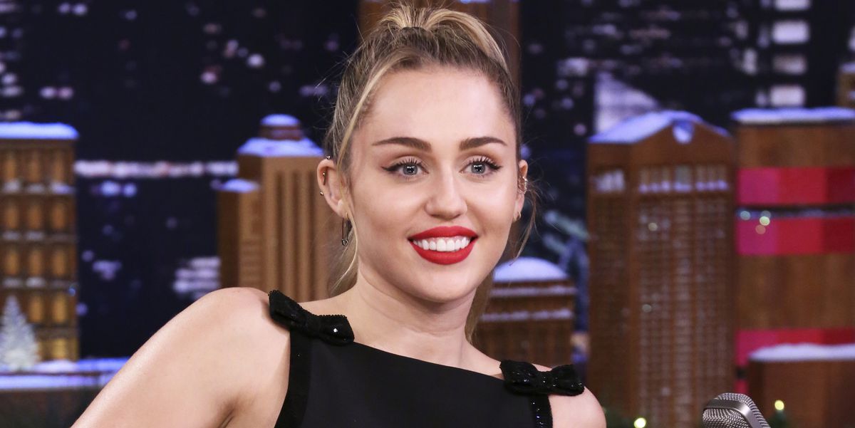 ¡Awww! Miley Cyrus dejó ver su lado más tierno al adoptar a una perrita que encontró en la calle