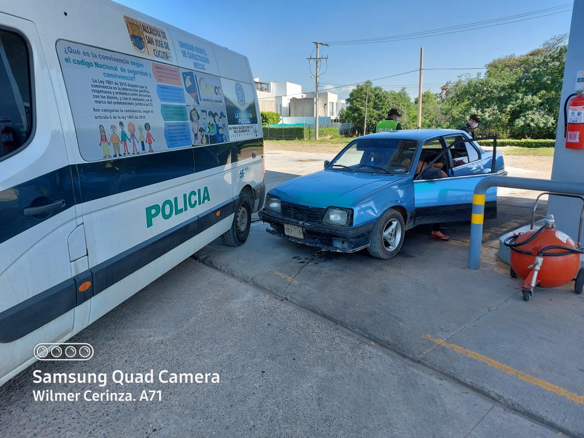 Colombia vigilará las gasolineras para frenar contrabando de combustible a Venezuela