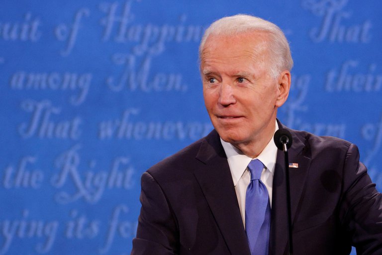 La campaña de Biden acusa a Trump de intentar “invalidar” votos en EEUU