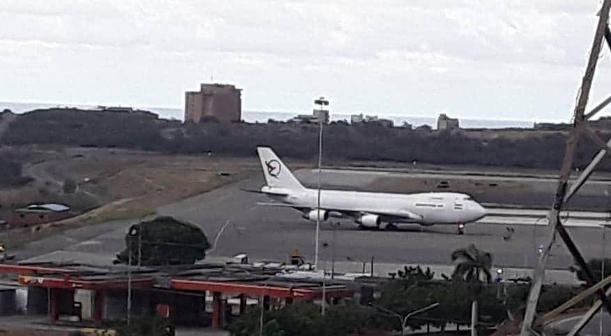 ¿Armas, misiles? Descargan cajas del avión iraní a contenedores altamente “escoltados” en Maiquetía (FOTO)