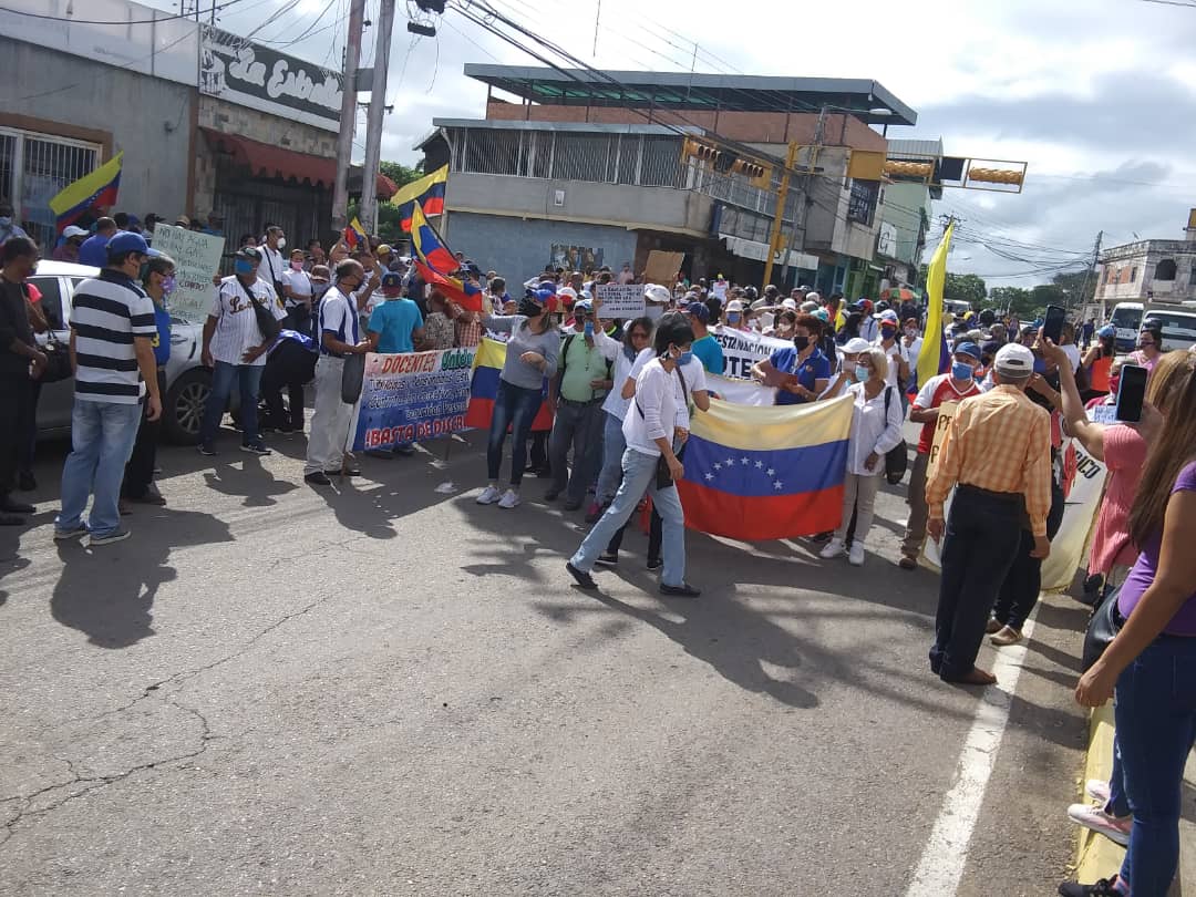 Maestros en San Juan de los Morros sin miedo salieron a protestar #5Oct (FOTOS)