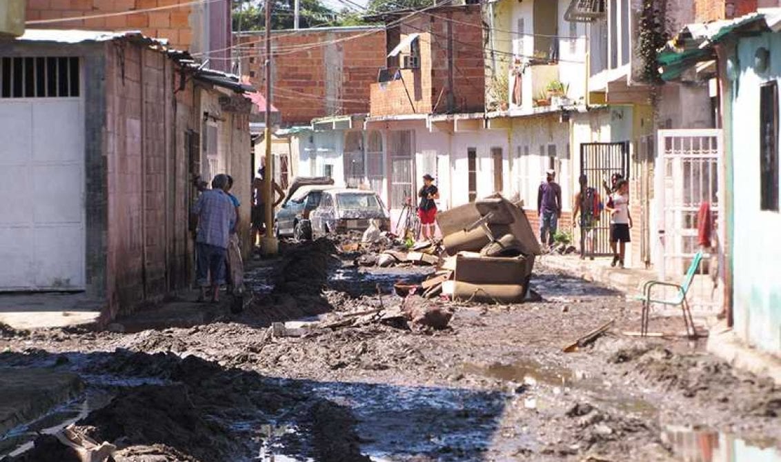 Afectados por inundaciones en Aragua duermen en los techos de las casas sin agua y sin comida