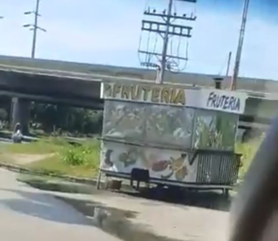 Cadáver tiene casi 24 horas en un kiosco a la espera de autoridades en Maracay (VIDEO)