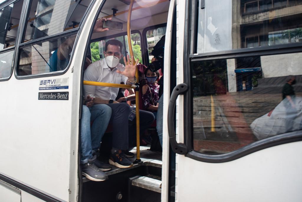 Juan Guaidó sorprendió a los caraqueños montado en una camioneta de pasajeros este #28Nov (Fotos y Videos)