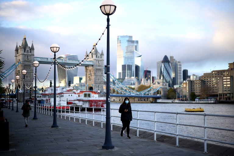 El sombrío y desesperado mensaje de los sanitarios británicos ante el avance de ómicron