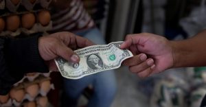 Economistas aseguran que el dólar perdió poder adquisitivo en Venezuela por la hiperinflación