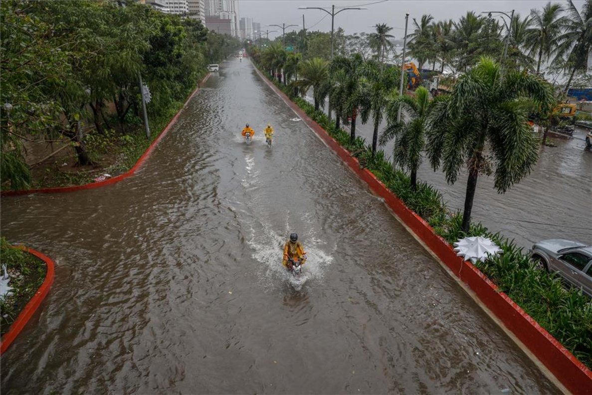 Un hombre camina sobre cables de alta tensión para recoger comida y alimentar a su familia en Filipinas (VIDEO)