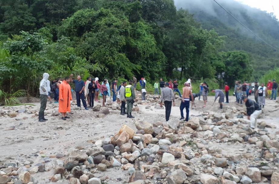 Tras las fuertes lluvias, se encuentra restringido el paso que comunica a Táchira con el centro del país #13Nov (FOTOS)