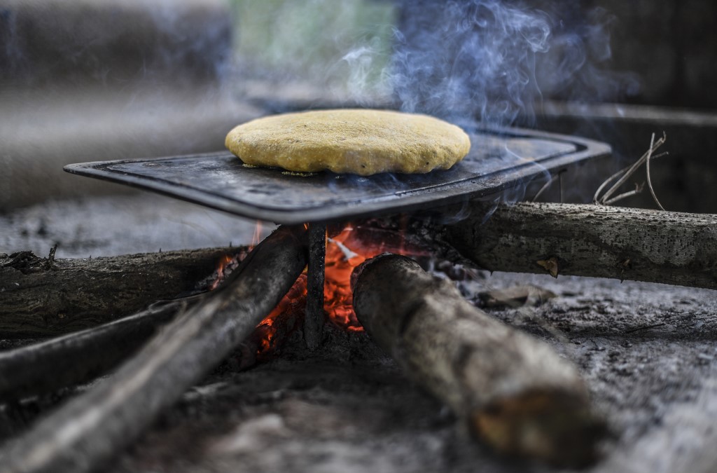 El chavismo tiene a los vecinos del barrio Galvanizado de San Mateo en Aragua cocinando con leña