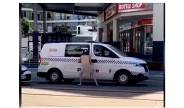 Hombre que recorría las calles desnudo, por error se “arrestó” a sí mismo (VIDEO)